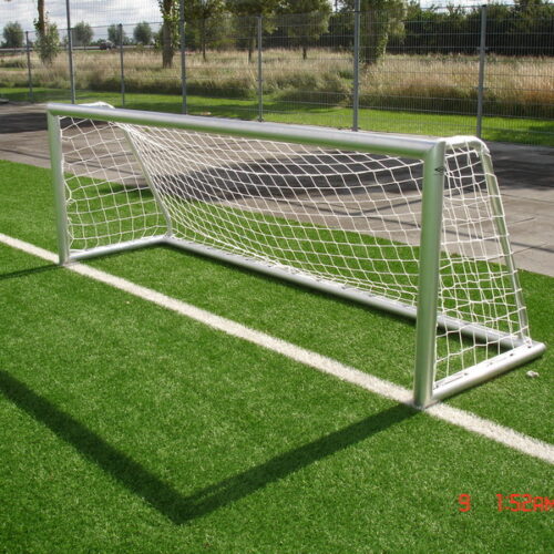 Aluminium voetbaldoeltje met inwendig verstevigde hoeken en geprofileerd aluminium, gaan jarenlang mee. Diverse afmetingen leverbaar. Voetbaldoelen model JVD195, het kwalitatieve topsegment.